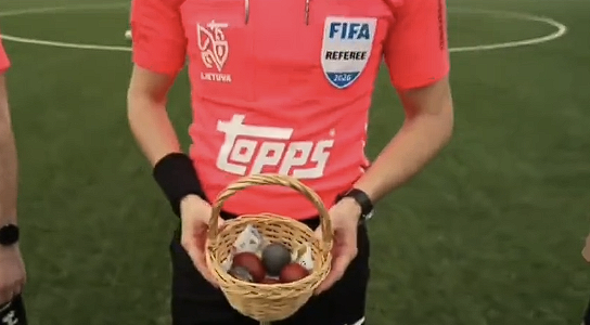 Όχι κέρμα, αλλά βαμμένα αυγά - Στη Λιθουανία έχουν έναν πρωτότυπο τρόπο να διαλέγουν πλευρές το Πάσχα