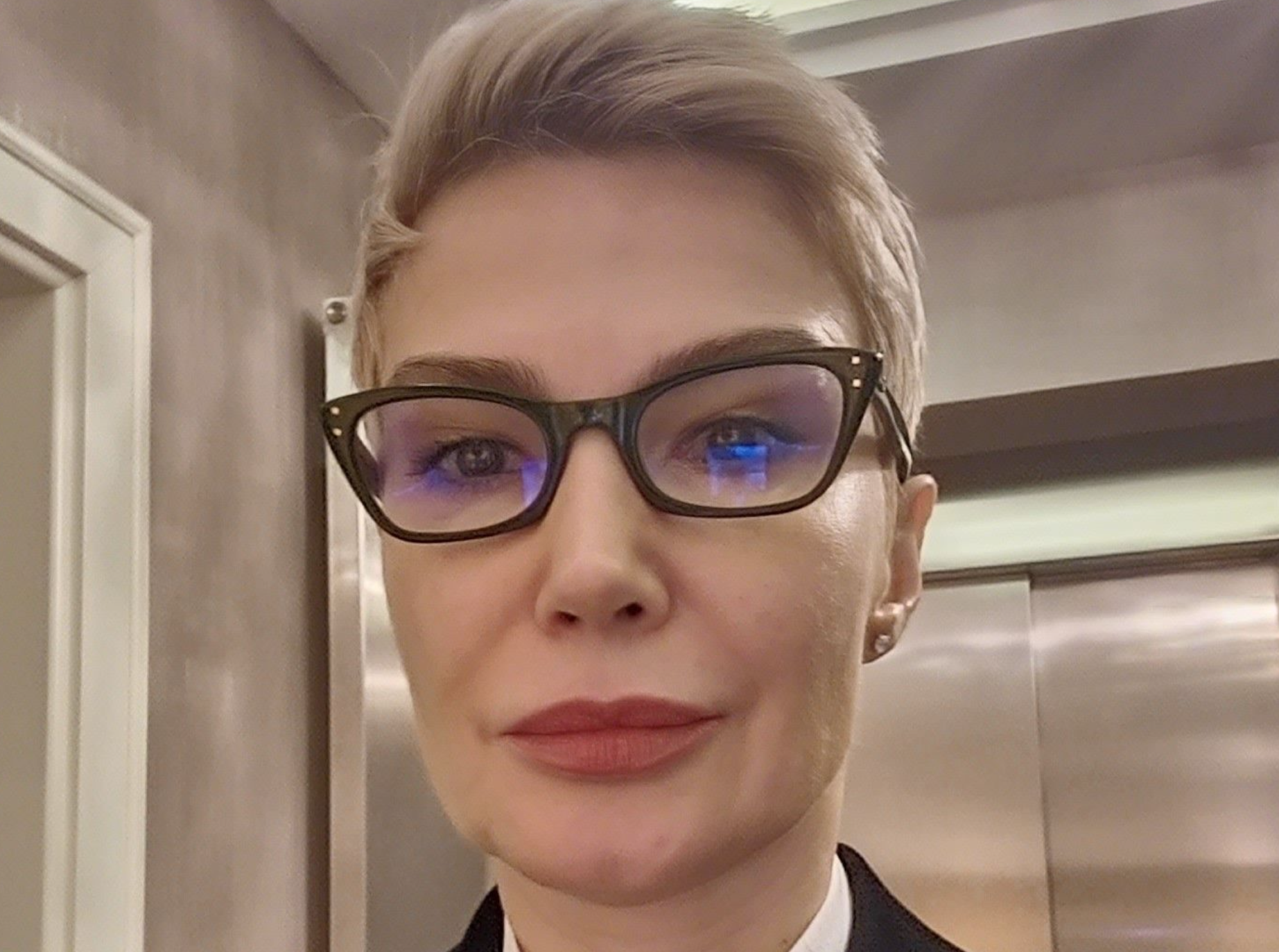 «Κρυβόμασταν κάτω από τα καθίσματα» - Ξέσπασε η σύζυγος του Λουτσέσκου κατά των Ρουμάνων δημοσιογράφων