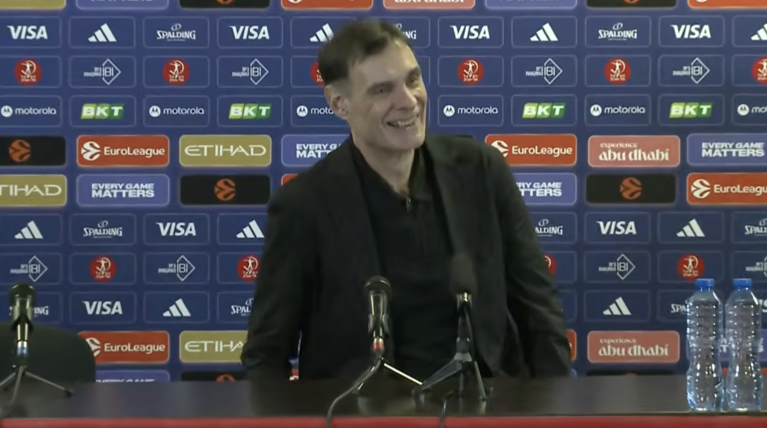 Η έκπληξη του Μπαρτζώκα στη συνέντευξη Τύπου: «Οι δημοσιογράφοι είναι έξω;»