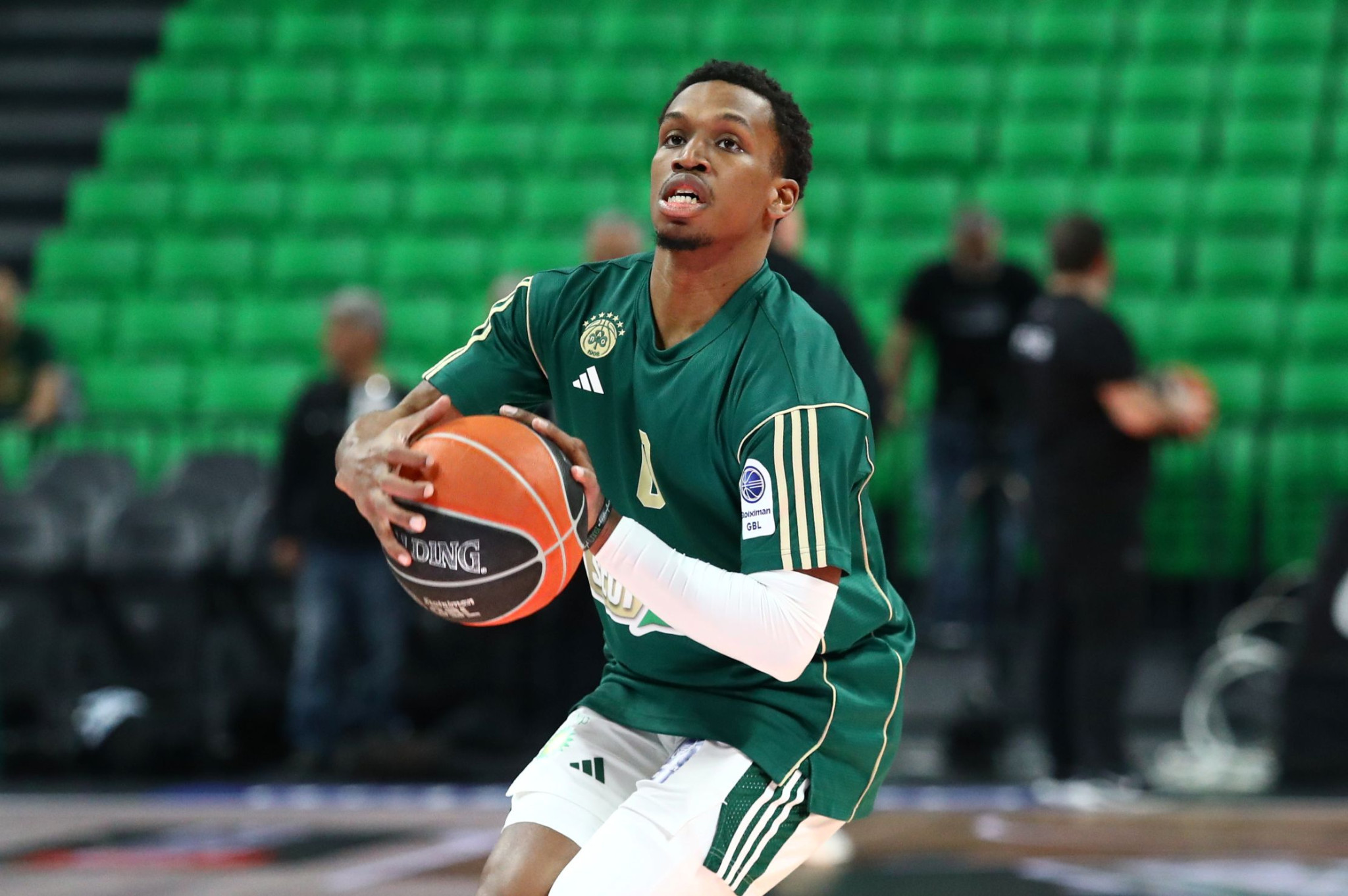 Με 9 παίκτες η άφιξη της αποστολής του Παναθηναϊκού στο «T Center» - Το βίντεο του Athletiko