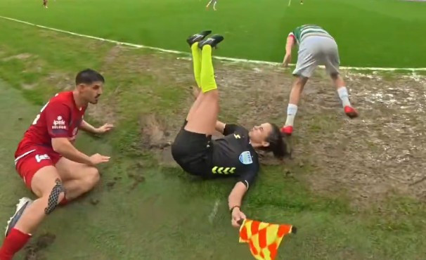 Η πτώση μέσα στις λάσπες και η διαιτητής στην Τουρκία που έγινε viral (video)