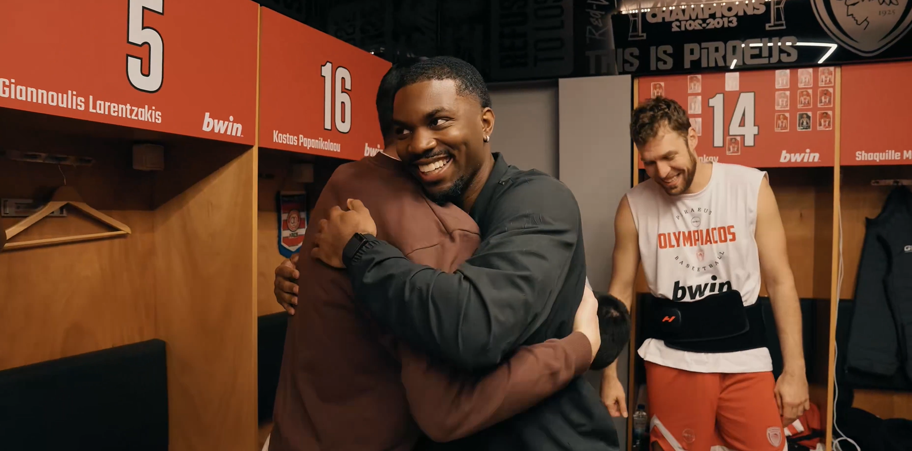 Ο Κίναν Έβανς «μπούκαρε» στα αποδυτήρια του Ολυμπιακού: Η έκπληξη του Αμερικανού στους συμπαίκτες του