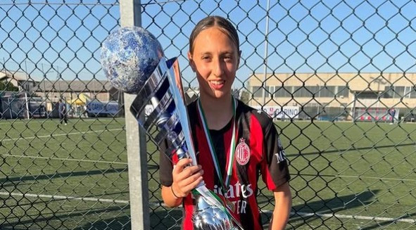 Την λένε Έμα και είναι η κόρη ενός θρύλου: Ο πατέρας της χάνει το πρωτάθλημα, εκείνη πήρε το Κύπελλο