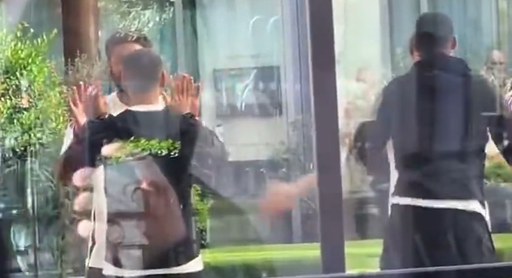 Μα τι κάνουν; Το περίεργο παιχνίδι των παικτών της Λίβερπουλ στους δρόμους του Παρισιού (video)