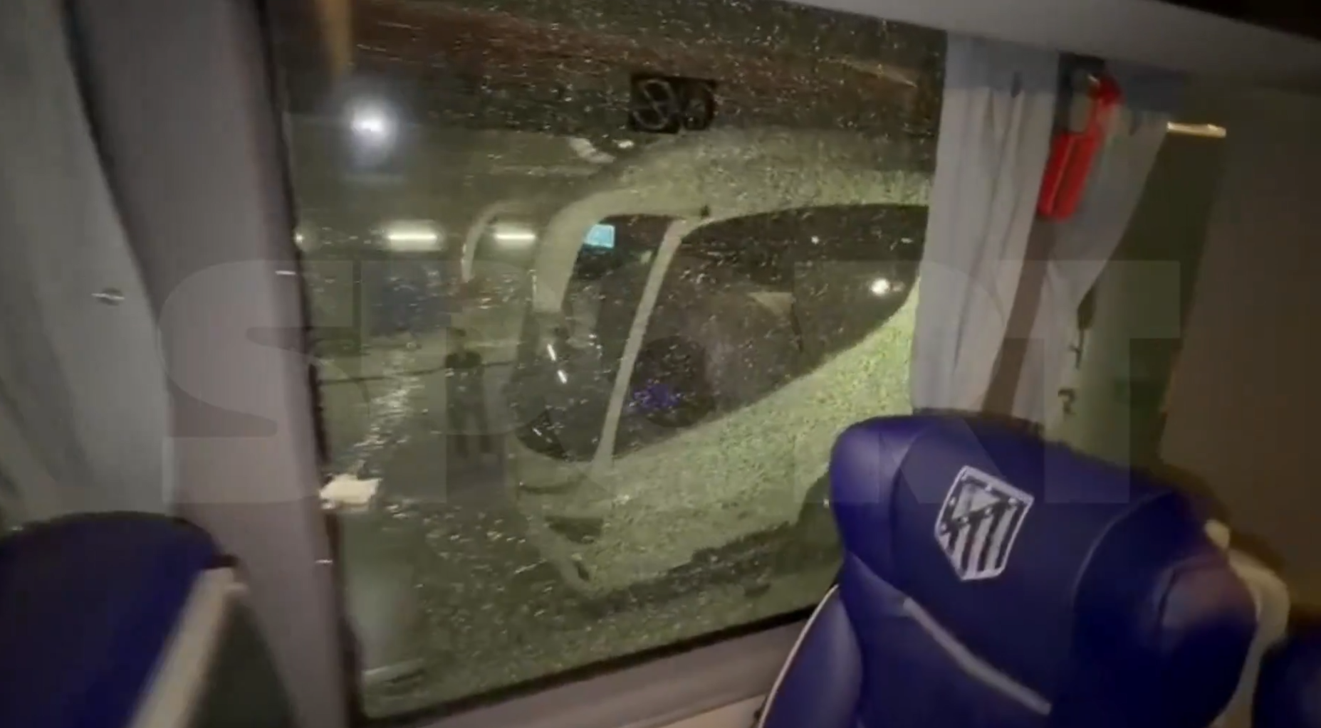 «Χαμός» στην Βαρκελώνη: Οπαδοί της Μπαρτσελόνα έσπασαν το παράθυρο του πούλμαν της Ατλέτικο (video)