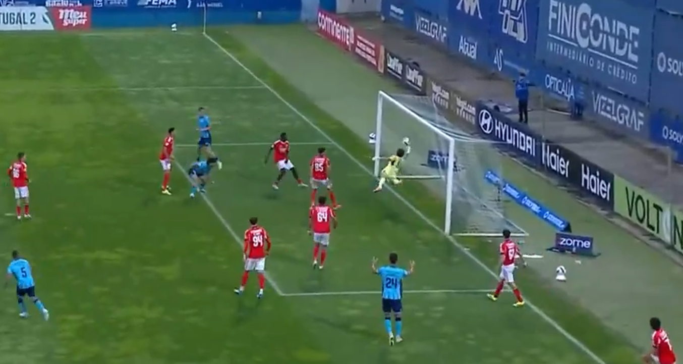 «Κατέρριψε τους νόμους της φύσης»: Απίθανη απόκρουση 19χρονου γκολκίπερ στην Πορτογαλία (video)