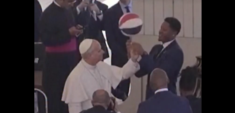 Οι Harlem Globetrotters βρέθηκαν στο Βατικανό και δίδαξαν στον Πάπα Λέων κολπάκια με την μπάλα (video)