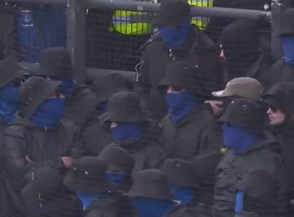 Δεν γίνεται σέντρα στο ντέρμπι της Γκόου Αχέντ Ιγκλς με την Τσβόλε λόγω... μασκοφόρων οπαδών (video)