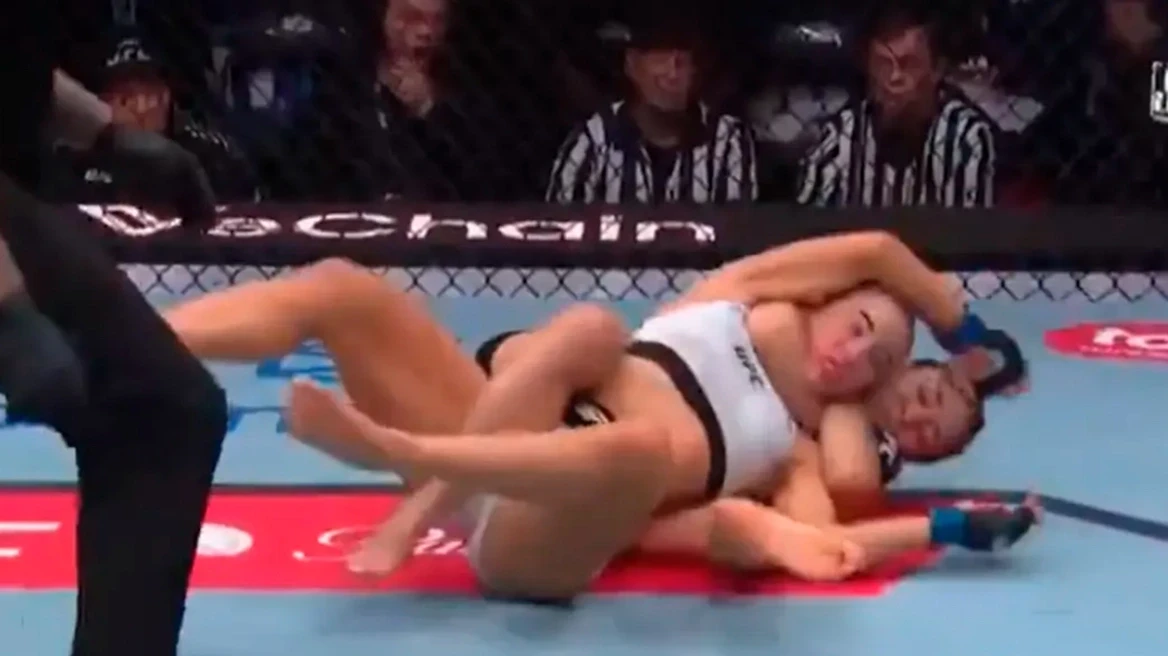 Σοκαριστικό νοκ άουτ σε αγώνα UFC γυναικών - Πρώτα γροθιά στο πρόσωπο και έπειτα... λαβή στον λαιμό (σκληρές εικόνες)