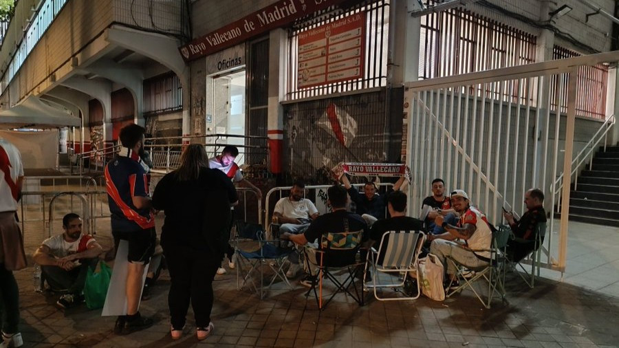 Οπαδοί της Ράγιο περίμεναν από τα μεσάνυχτα για να εξασφαλίσουν ένα εισιτήριο για τη ρεβάνς με την ΑΕΚ (photo)