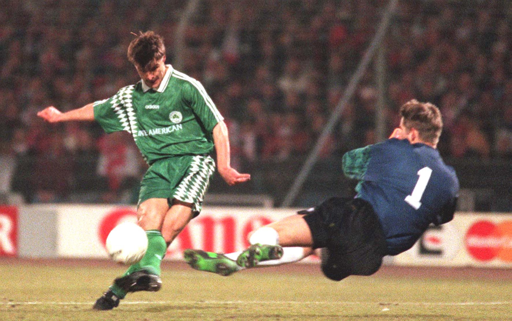 Τριάντα χρόνια πριν: Πως ζήσαμε το ιστορικό γκολ του Βαζέχα στο Άμστερνταμ