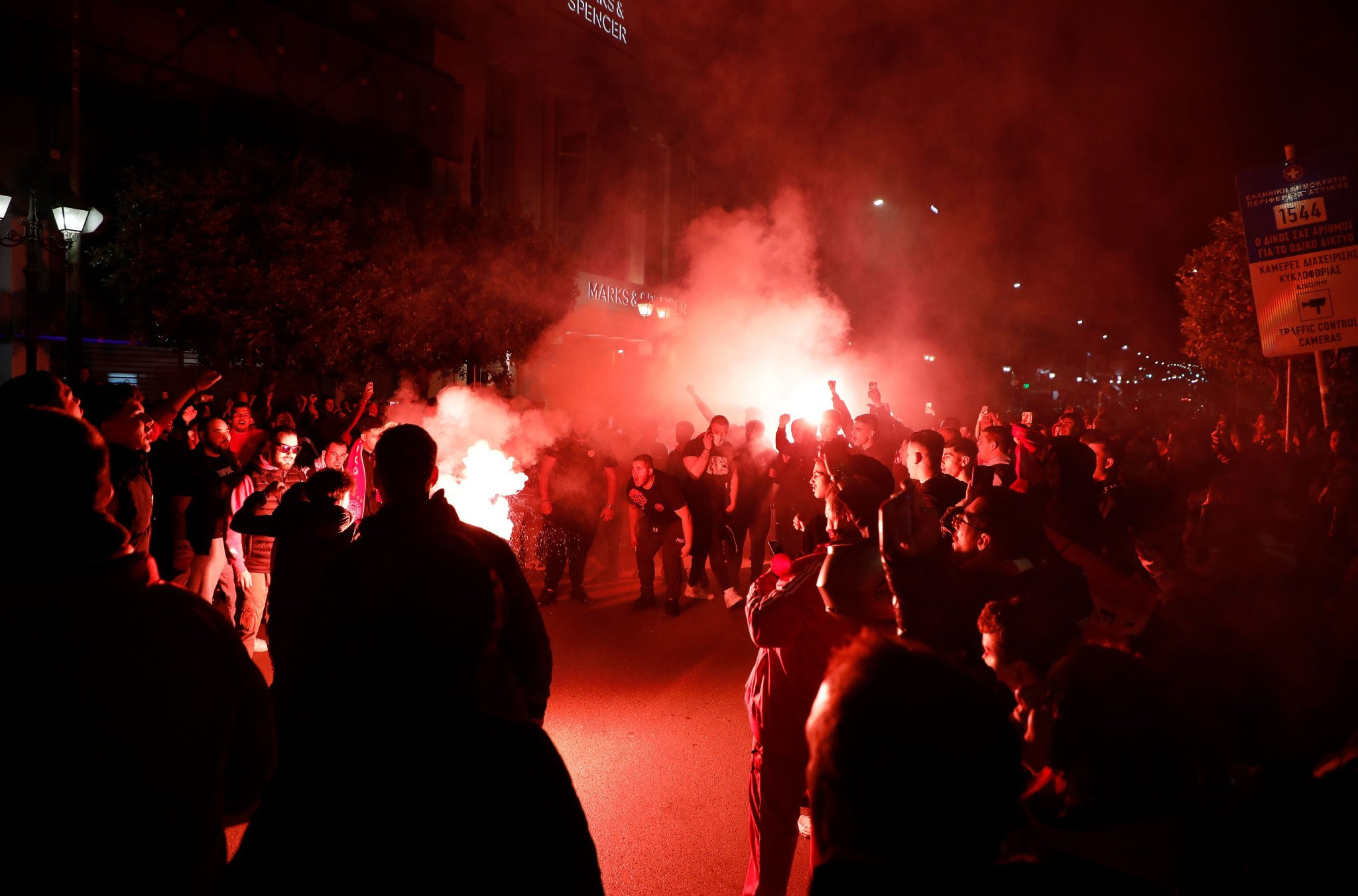 Γιορτάζει ο Πειραιάς για το «48ο» του Ολυμπιακού