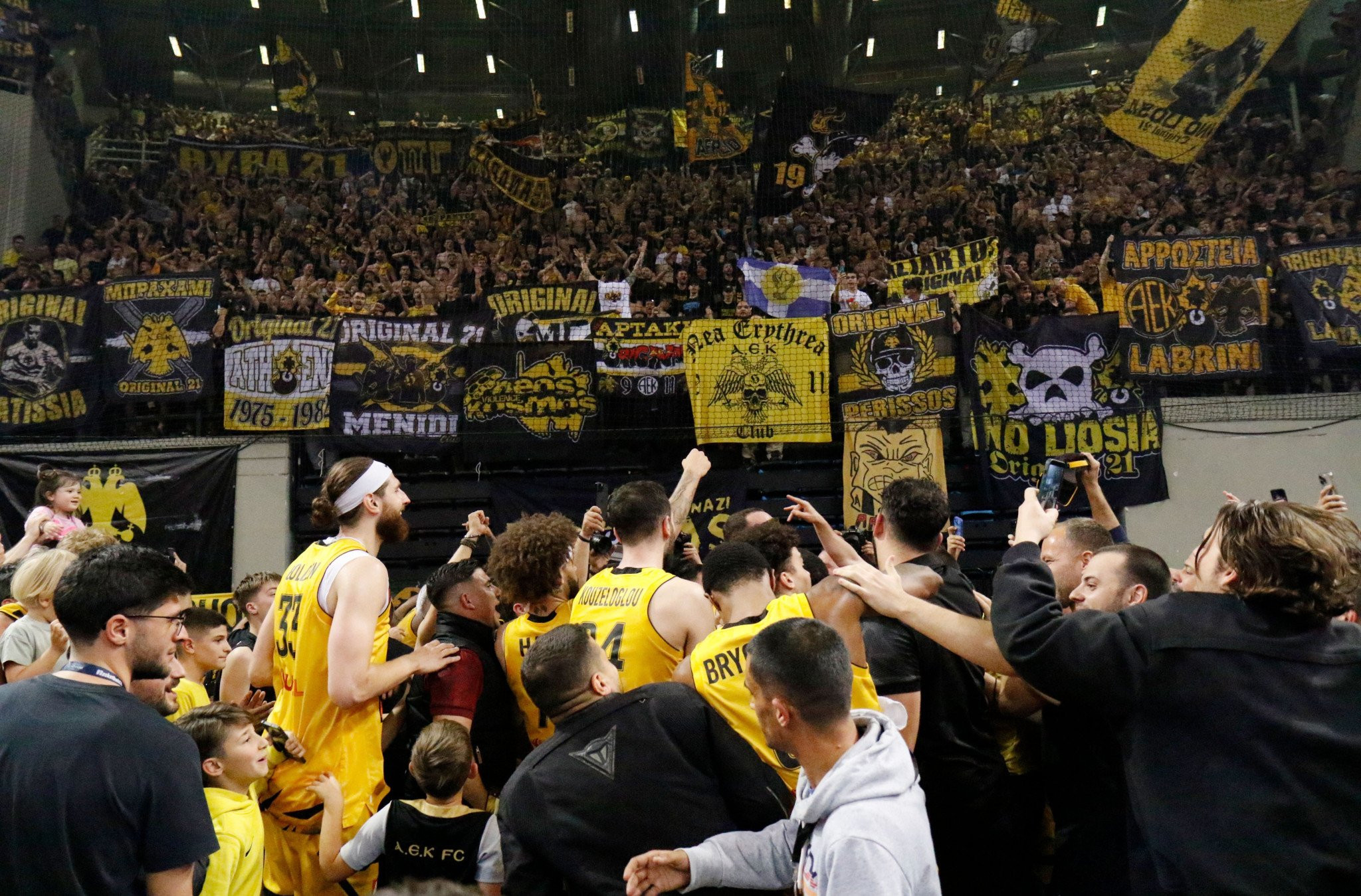 «Τρελάθηκαν» οι παίκτες της ΑΕΚ με τον κόσμο στην κατάμεστη Sunel Arena