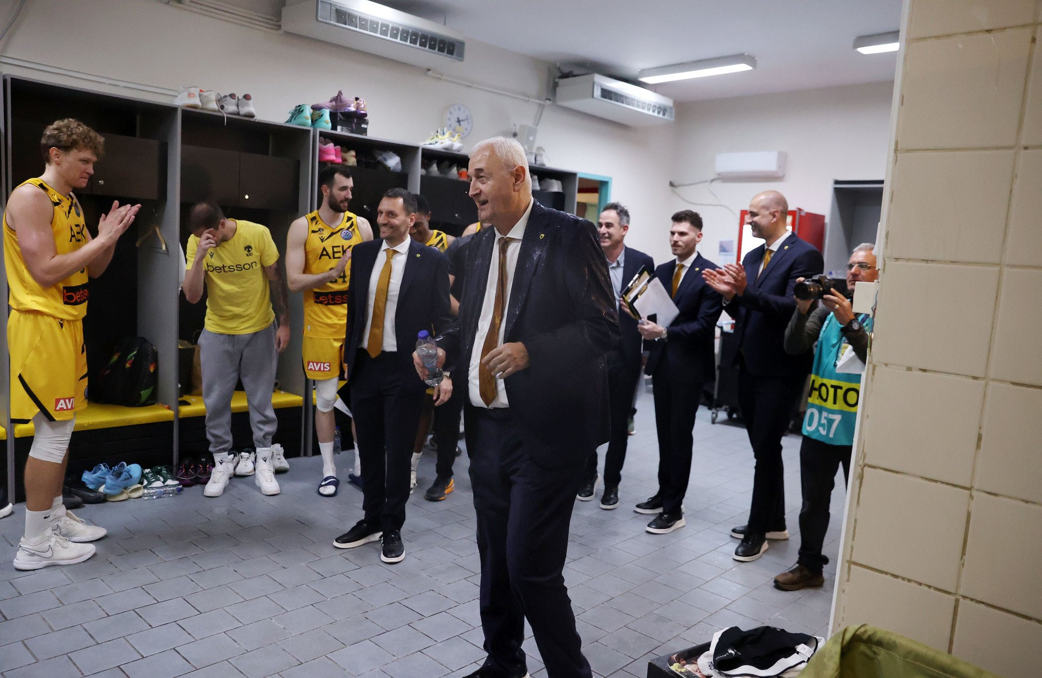 Έπος: Οι παίκτες της ΑΕΚ μπουγελώνουν τον Σάκοτα και τραγουδούν το όνομά του (video)