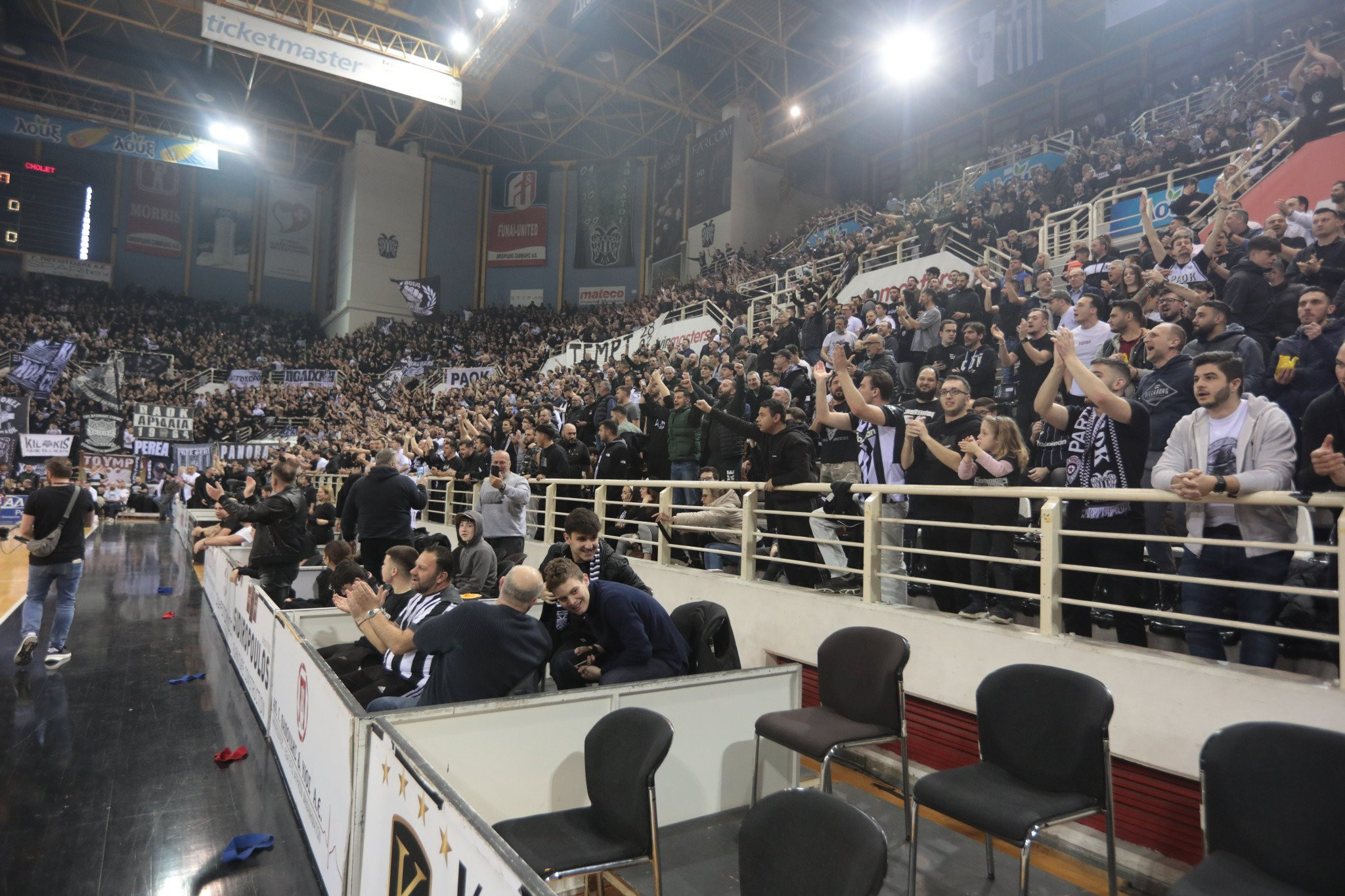 «Χαμός» έξω από το Παλατάκι από τους οπαδούς του ΠΑΟΚ (video)