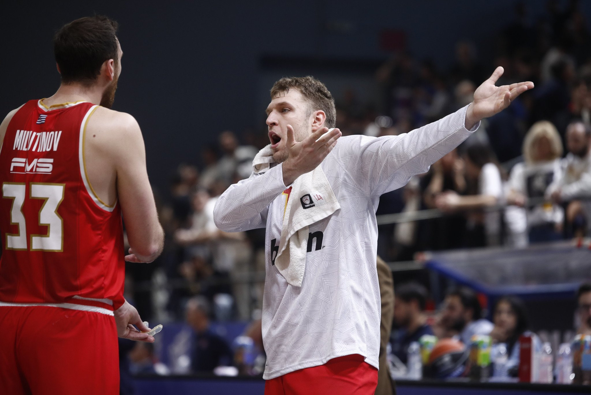 Οπαδός του Πανιωνίου έφτυσε τον Βεζένκοφ και ξεκίνησε η ένταση στην Γλυφάδα! (video)