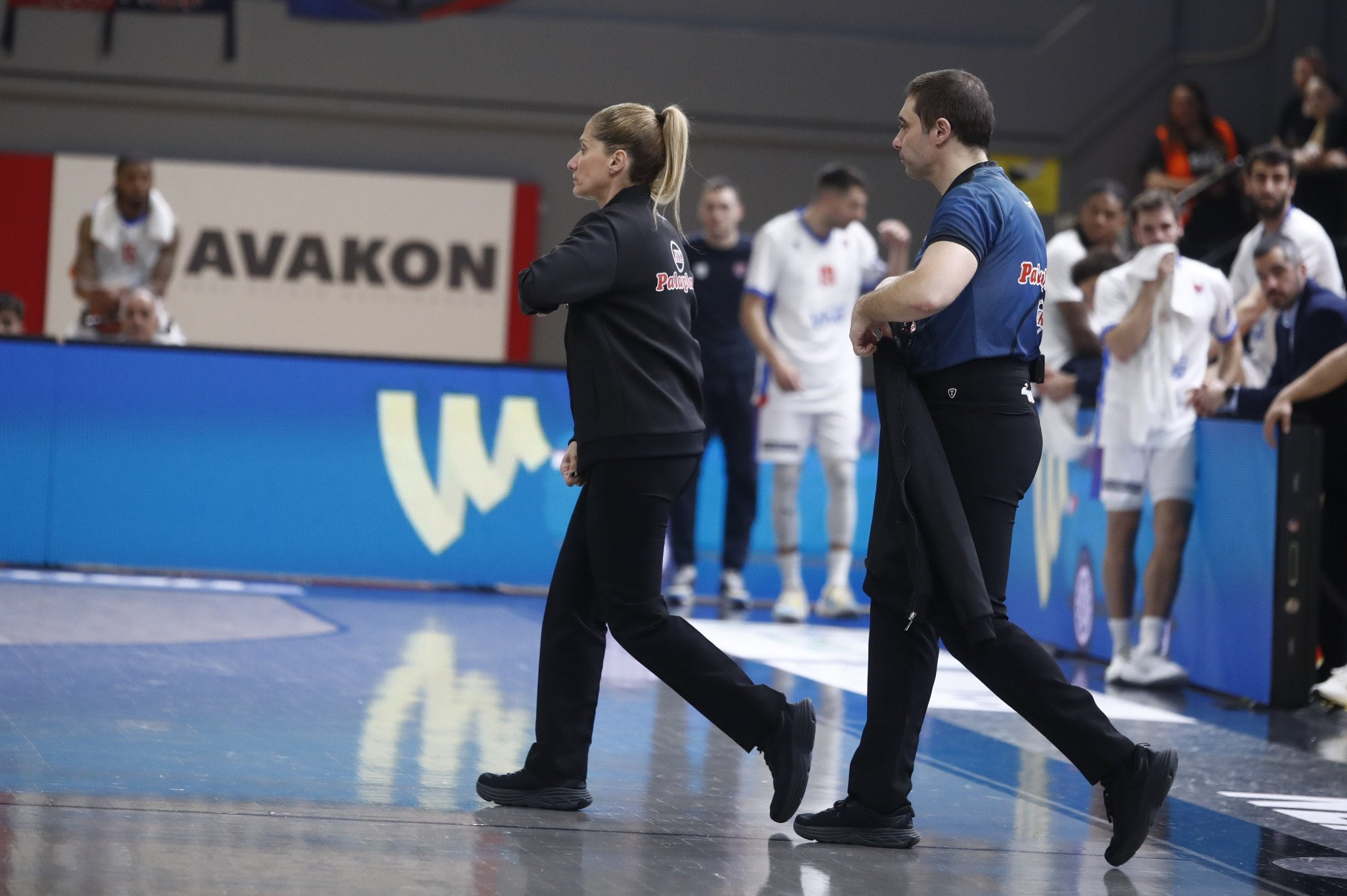 Εκκενώνεται εξέδρα στο κλειστό της Γλυφάδας για υβριστικά συνθήματα των οπαδών του Πανιωνίου στη Τσαρούχα!