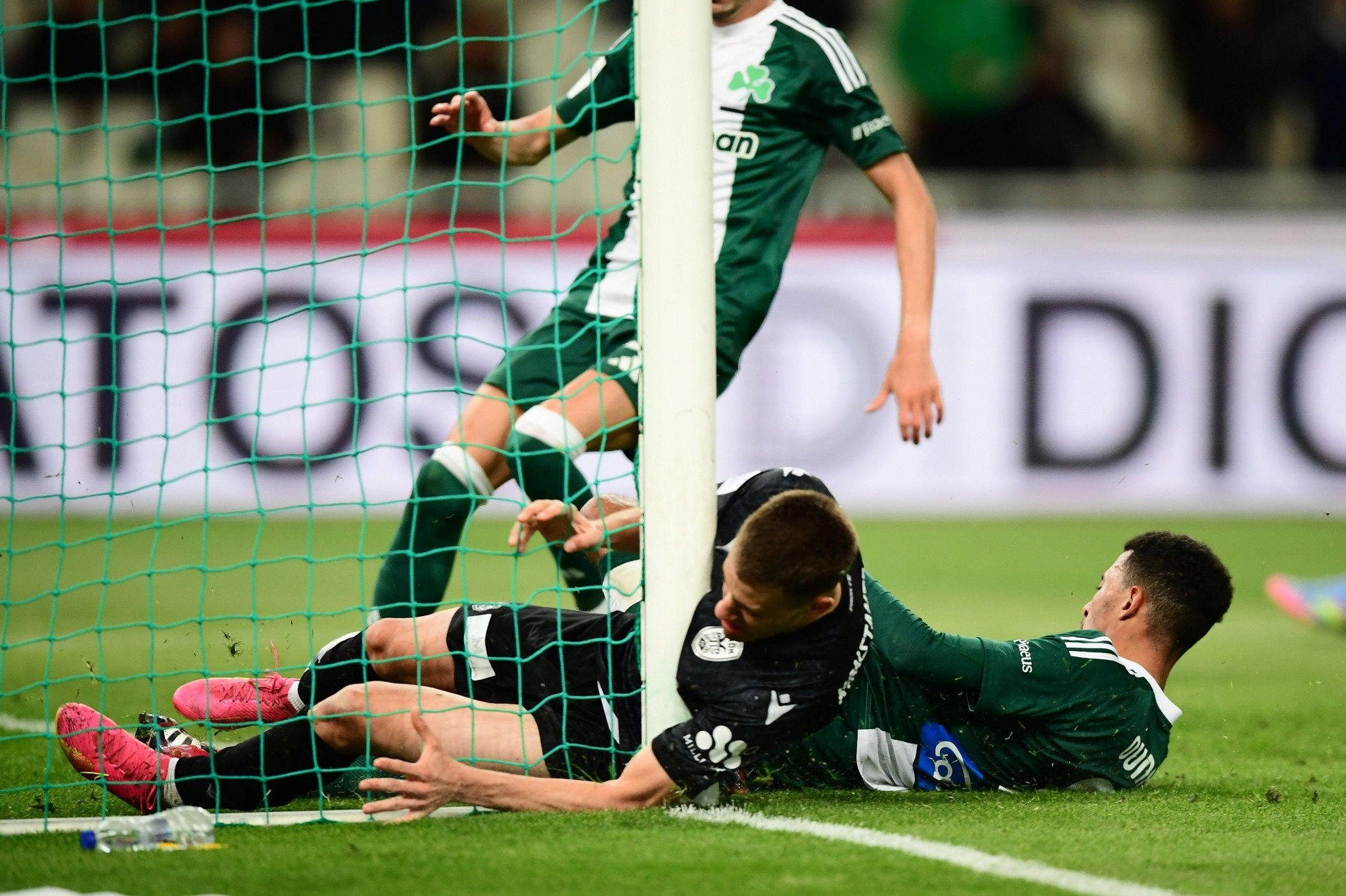 Νοκ άουτ ο Κωνσταντέλιας απο το χτύπημα στο δοκάρι της εστίας του ΟΑΚΑ!