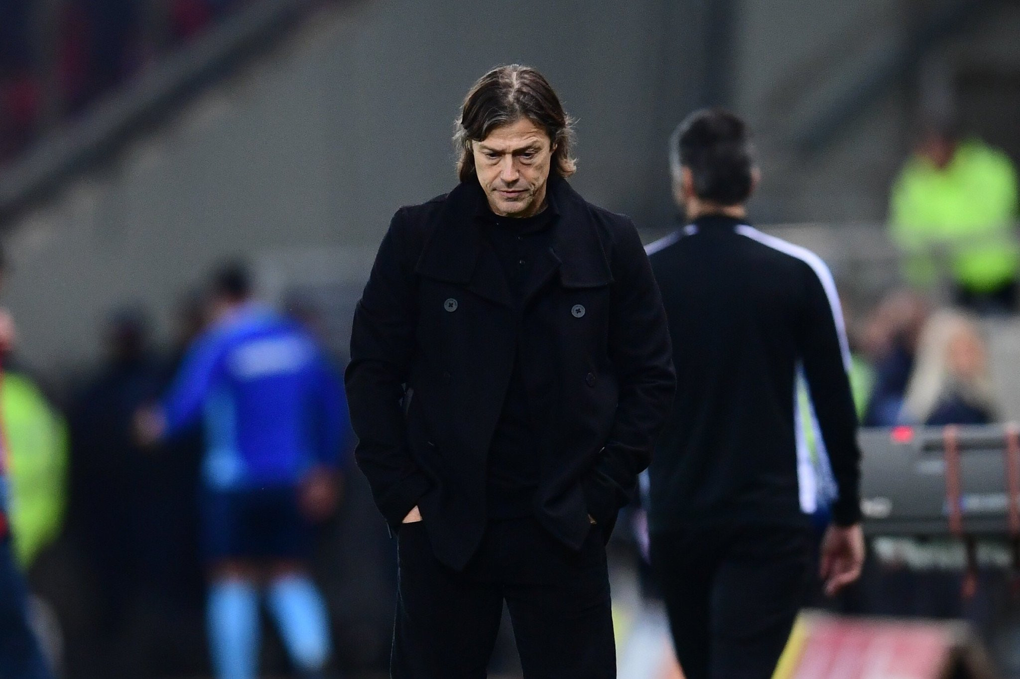 Ανήμπορη μοιάζει, καταδικασμένη είναι