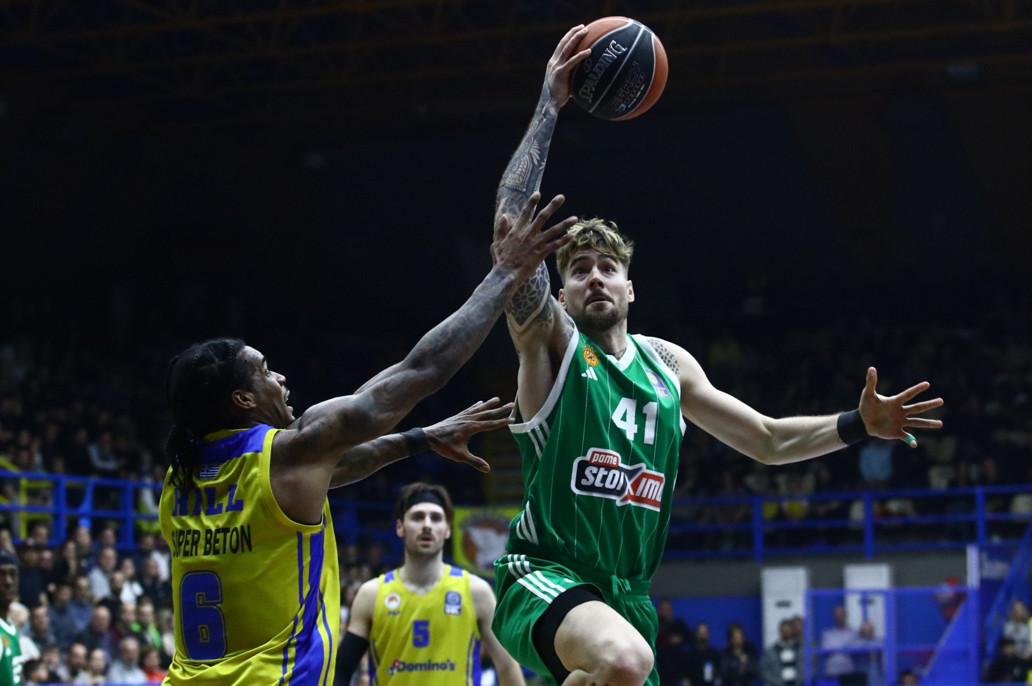 «Πέταξε» στο καλάθι του Περιστερίου με εντυπωσιακό κάρφωμα ο Ερνανγκόμεθ