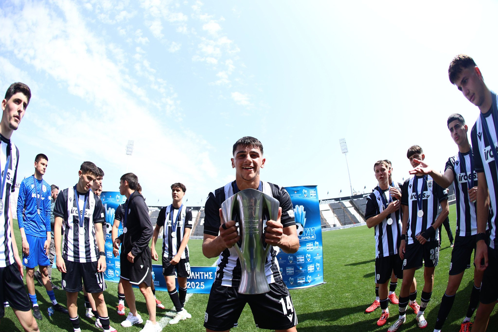 O Πέλκας και ο Βιεϊρίνια βράβευσαν τον πρωταθλητή της Super League Κ-17