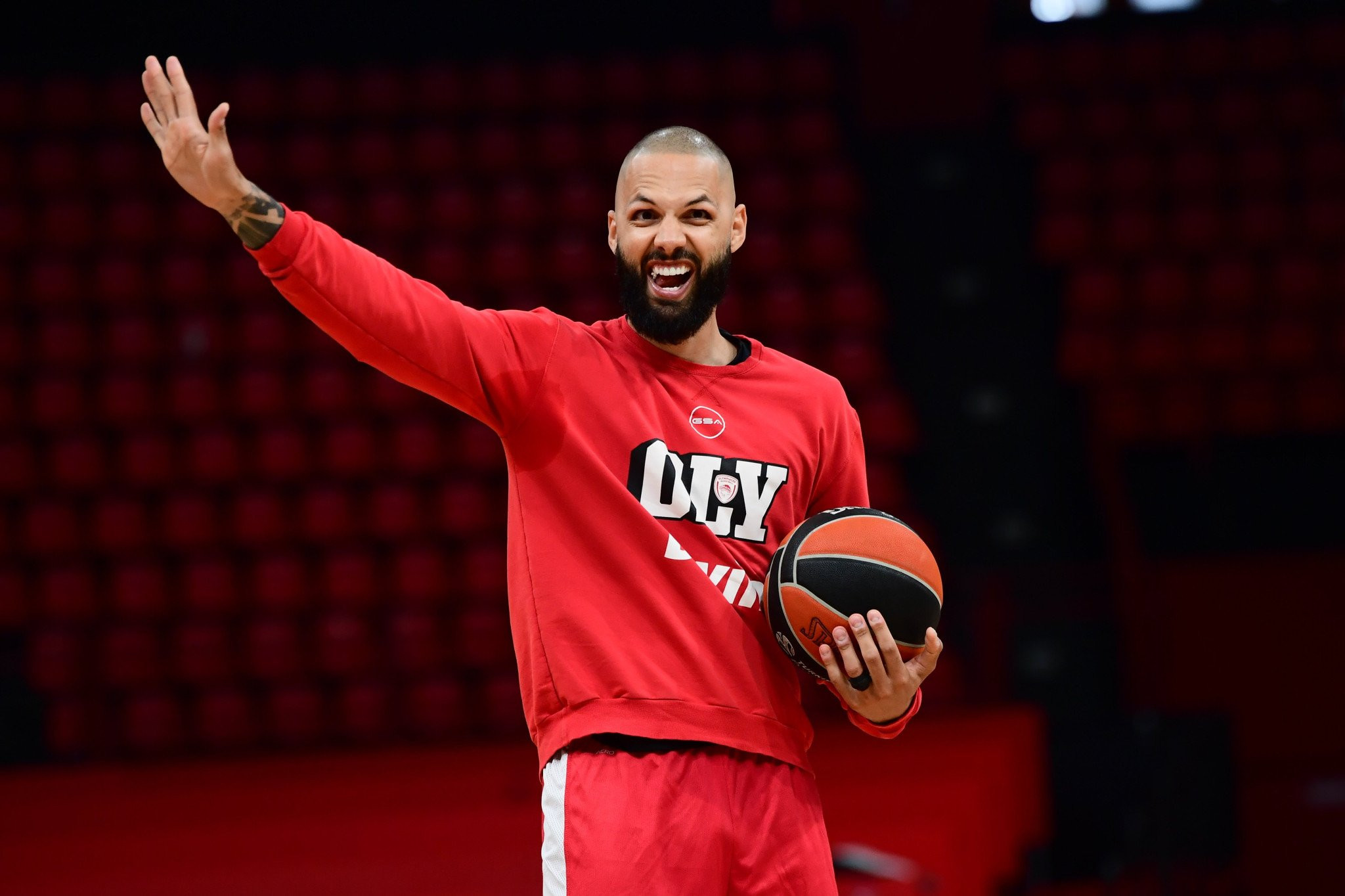 Ο Εβάν Φουρνιέ τα... έβαζε στο ΣΕΦ με Bad Βunny on the decks!