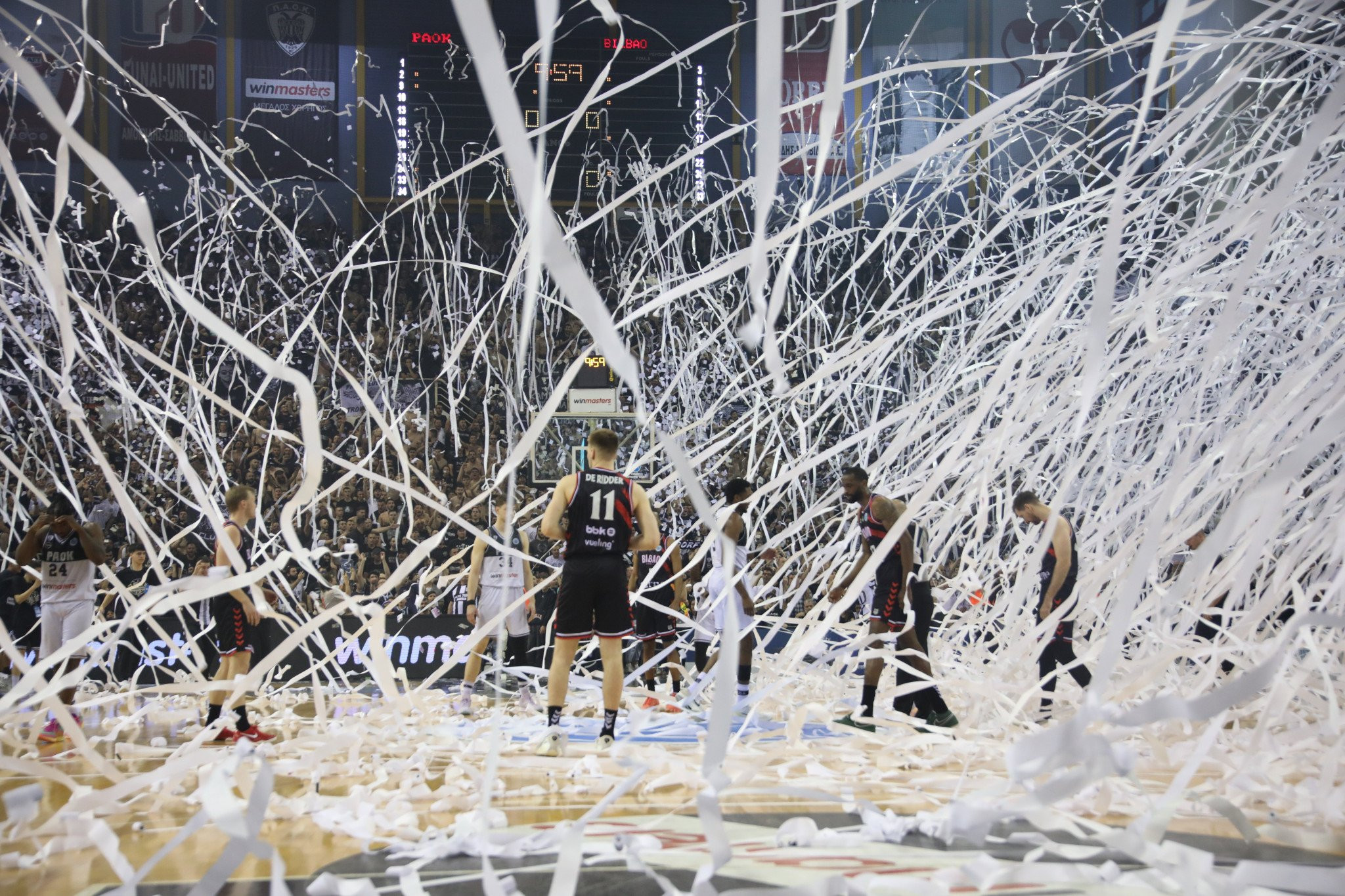 Απολαυστική ατμόσφαιρα: «Βροχή» οι λευκές σερπαντίνες από τους οπαδούς του ΠΑΟΚ (video)