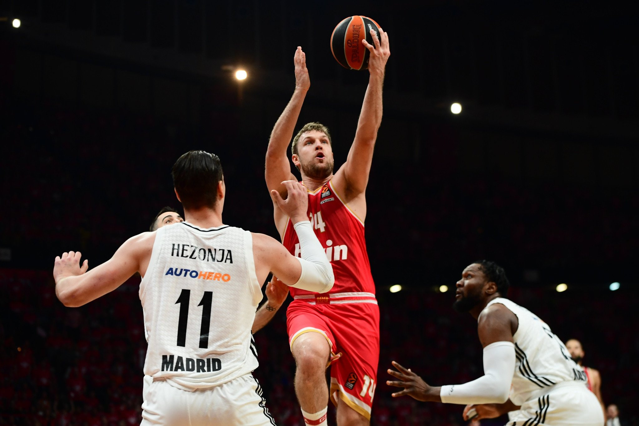 Πληρώνει ο Βεζένκοβ και τα τρίποντα του Ολυμπιακού