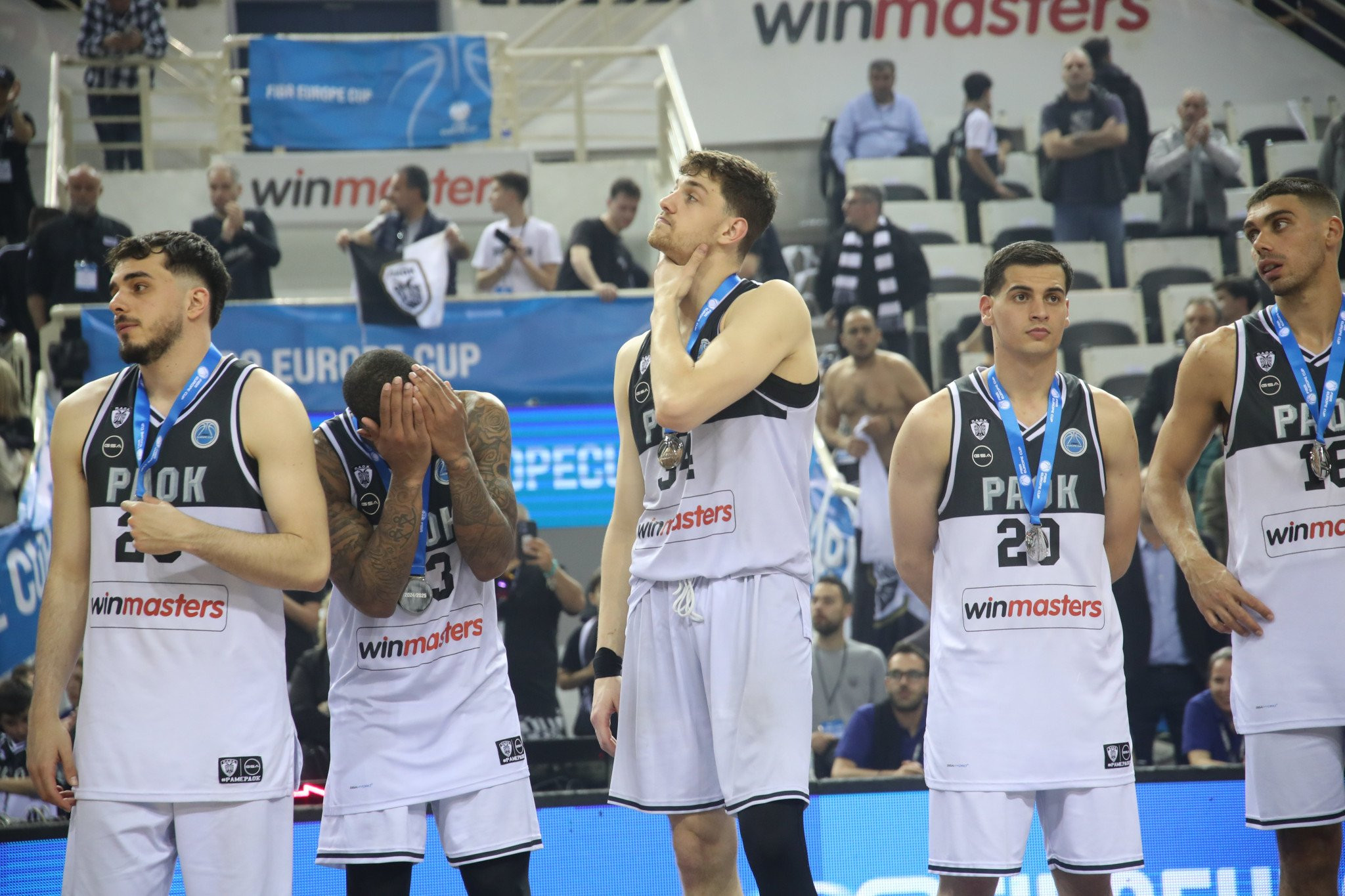 Η απονομή του τροπαίου στη Μπιλμπάο και η απογοήτευση του φιναλίστ ΠΑΟΚ (videos)