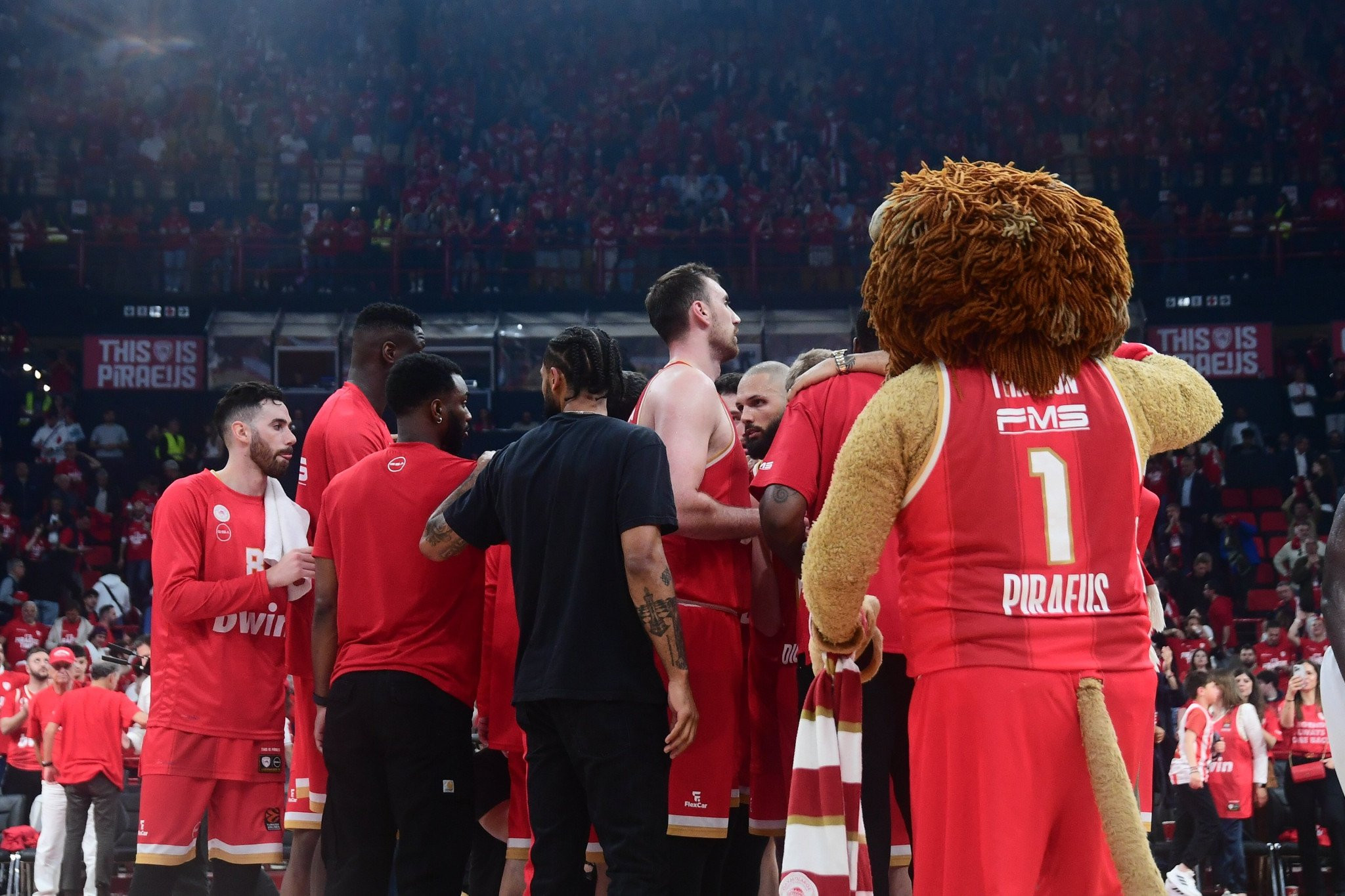 Γιατί οι παίκτες του Ολυμπιακού δεν πανηγύρισαν χθες μαζί με τον κόσμο όπως συνηθίζουν - Την εξήγηση έδωσε ο Παπανικολάου