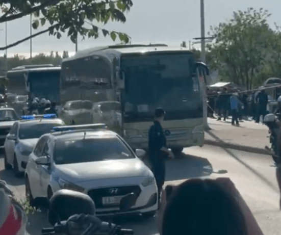 Δρακόντεια μέτρα και έντονες αποδοκιμασίες στην άφιξη της Μπιλμπάο (video)