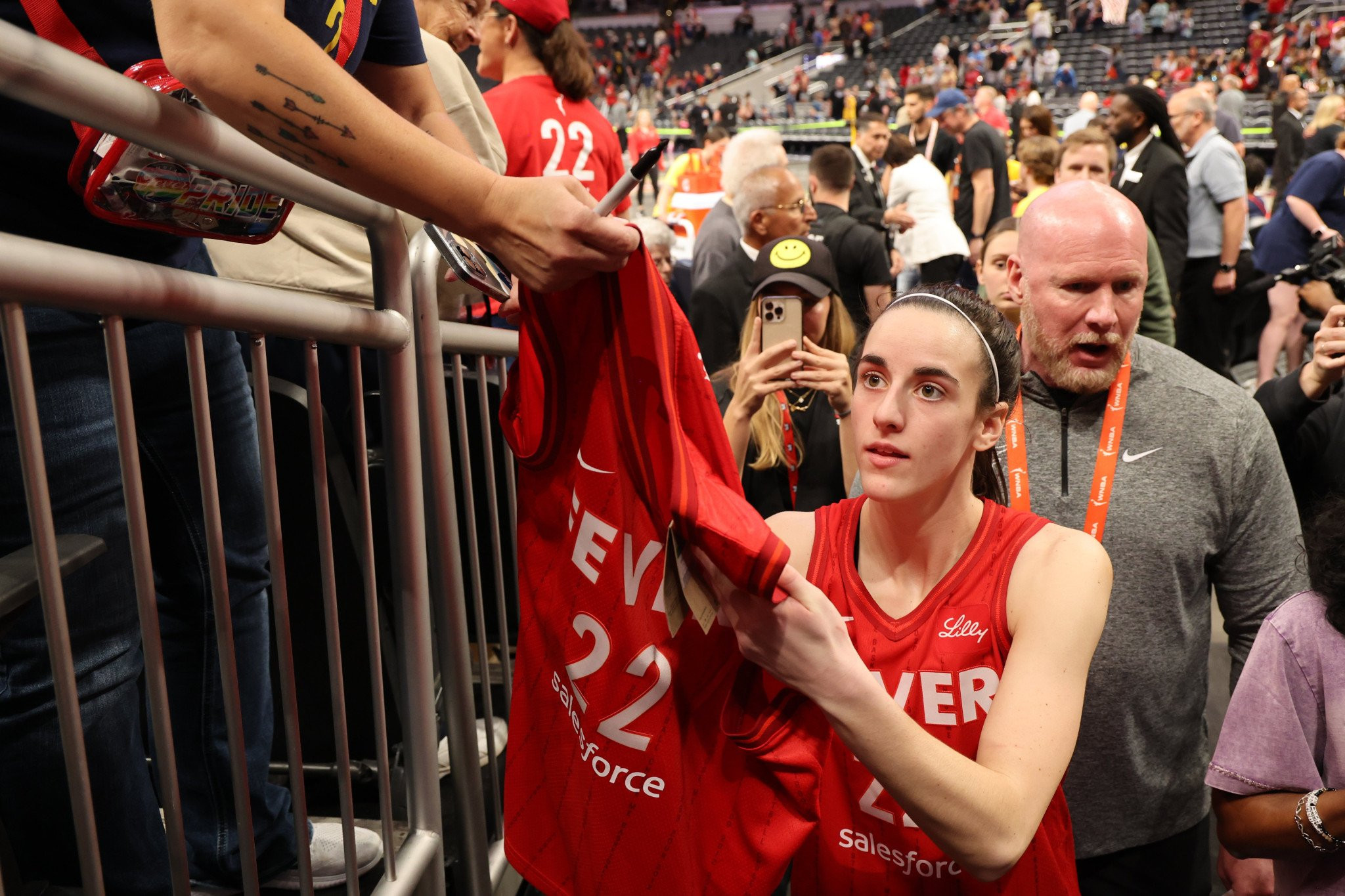 Η Κέιτλιν Κλαρκ πούλησε περισσότερες φανέλες από τον ΛεΜπρόν και τον Τζόρνταν