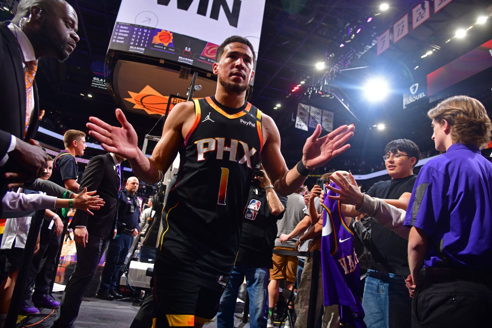 Ο Μπούκερ θα γίνει ο πρώτος NBAer που θα σπάσει το φράγμα των 70 εκατομμυρίων