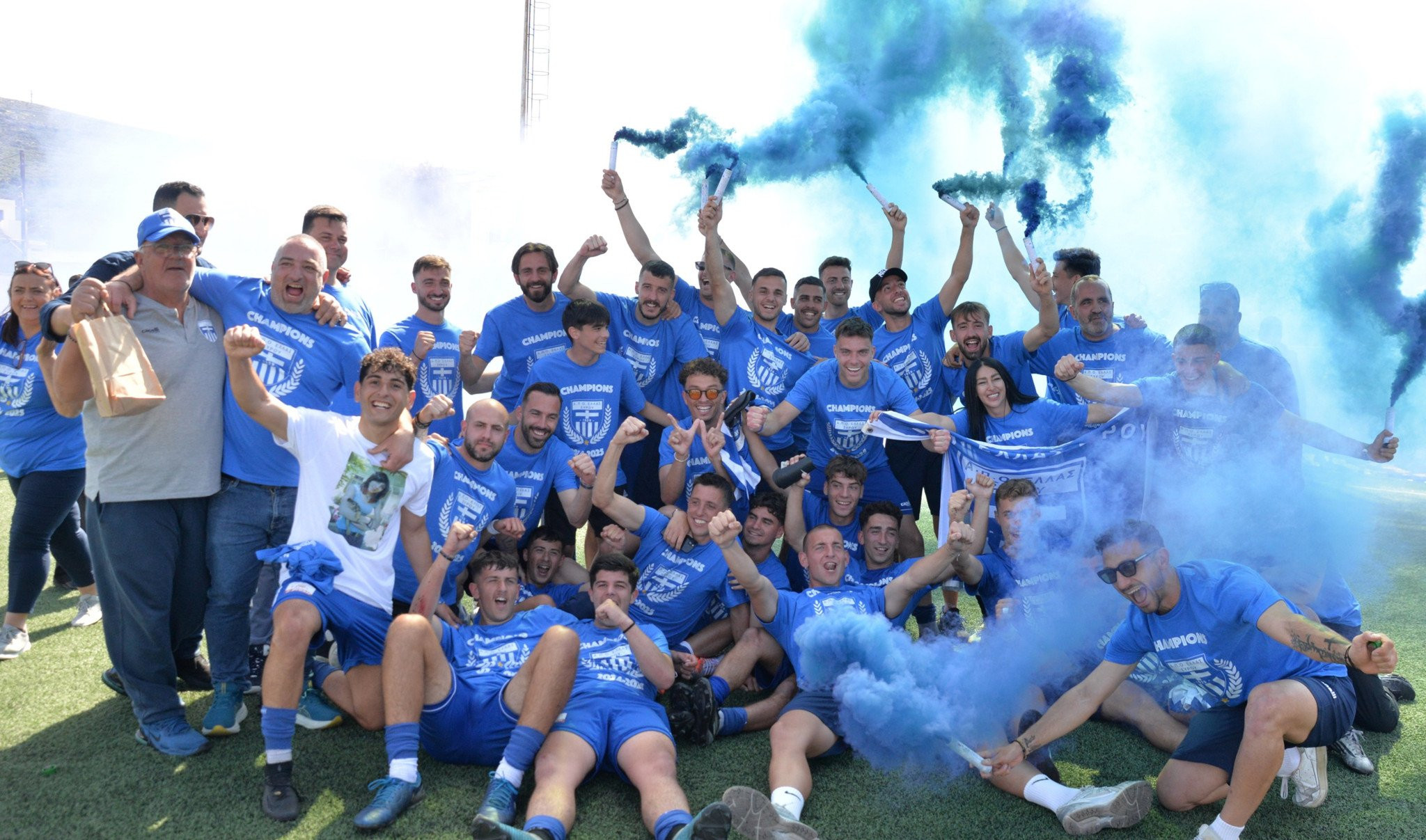 Η Ελλάς Σύρου γιόρτασε την άνοδο στη Super League 2 - Βουτιές με τα ρούχα στη θάλασσα (video)