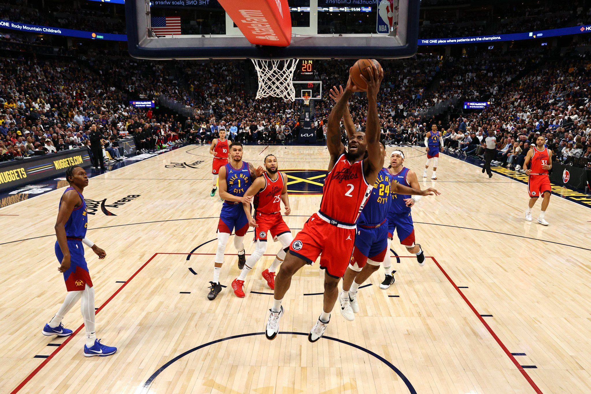 Οι Κλίπερς νίκησαν με 105-102 τους Νάγκετς έχοντας τον Λέοναρντ των 39 πόντων σε μεγάλα κέφια