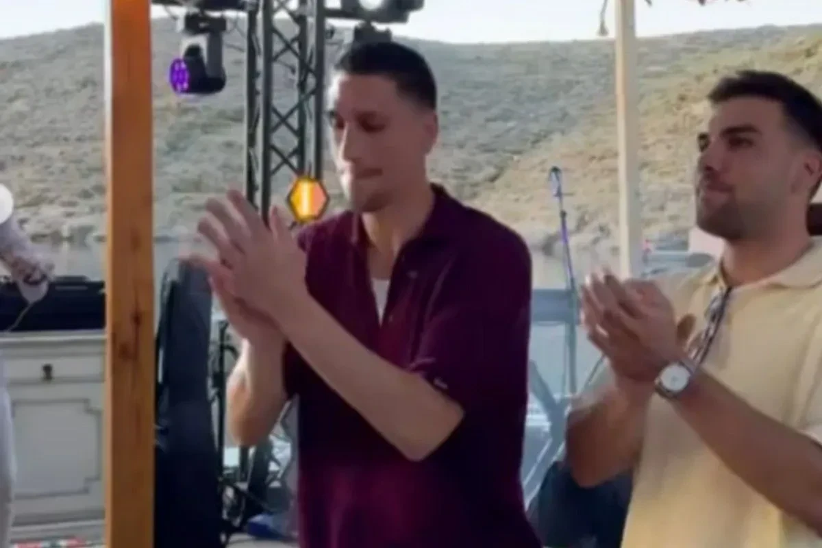 Ξεσήκωσε την παρέα του ο Λαρεντζάκης τραγουδώντας στην Κύθνο!