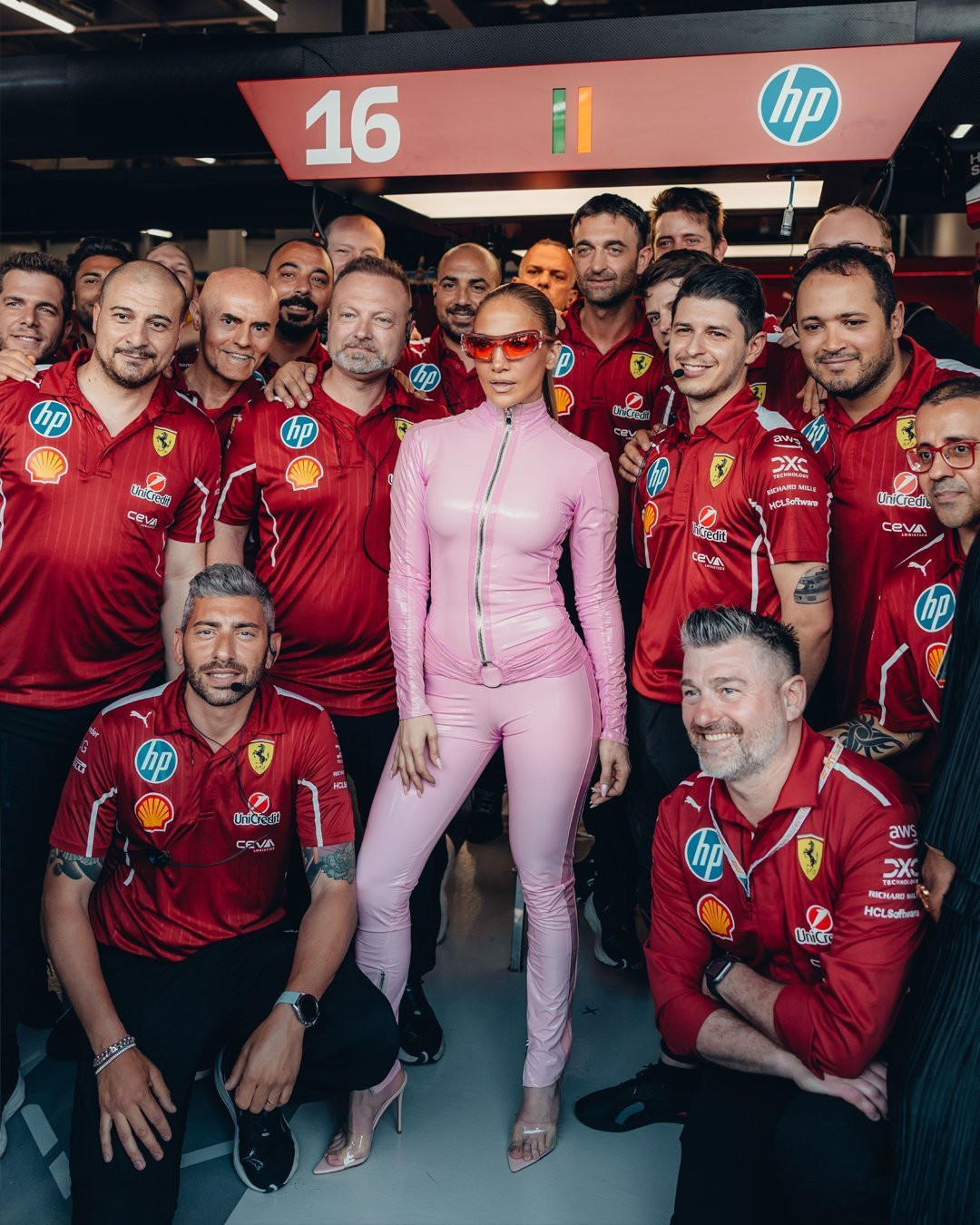 Η Τζένιφερ Λόπεζ πήγε στη Ferrari κι έκλεψε την παράσταση