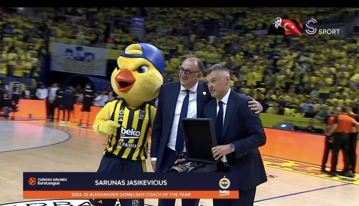 O Γιασικεβίτσιους παρέλαβε το βραβείο του προπονητή της χρονιάς