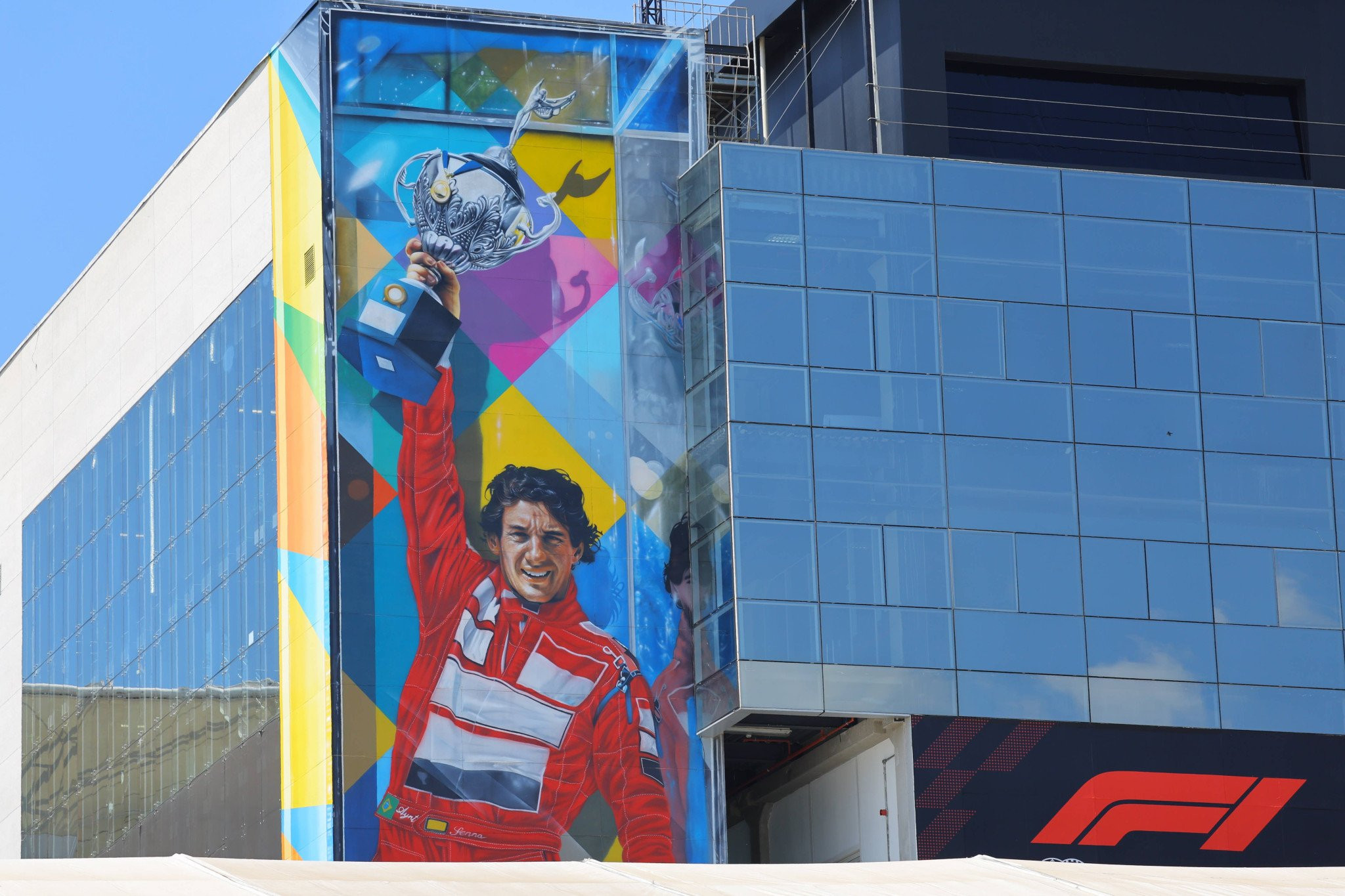 Η Εστορίλ τίμησε τον Άιρτον Σένα με τη νέα της φανέλα