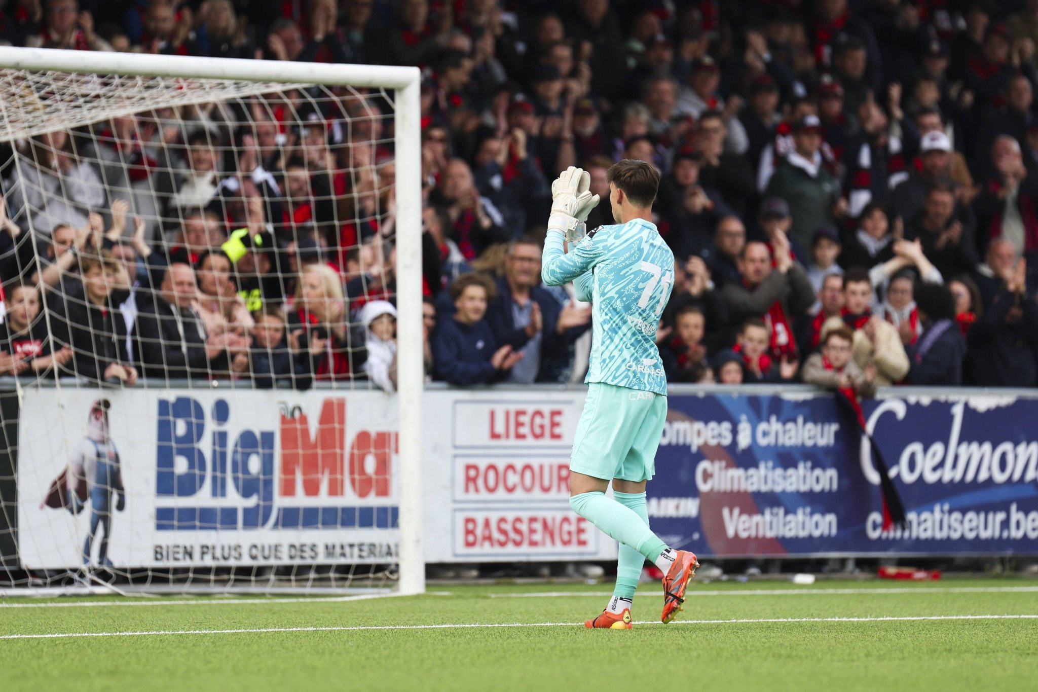 Συγκινητικές στιγμές: Έκανε ντεμπούτο μετά τον θάνατο του πατέρα του και οι αντίπαλοι οπαδοί τον αγκάλιασαν