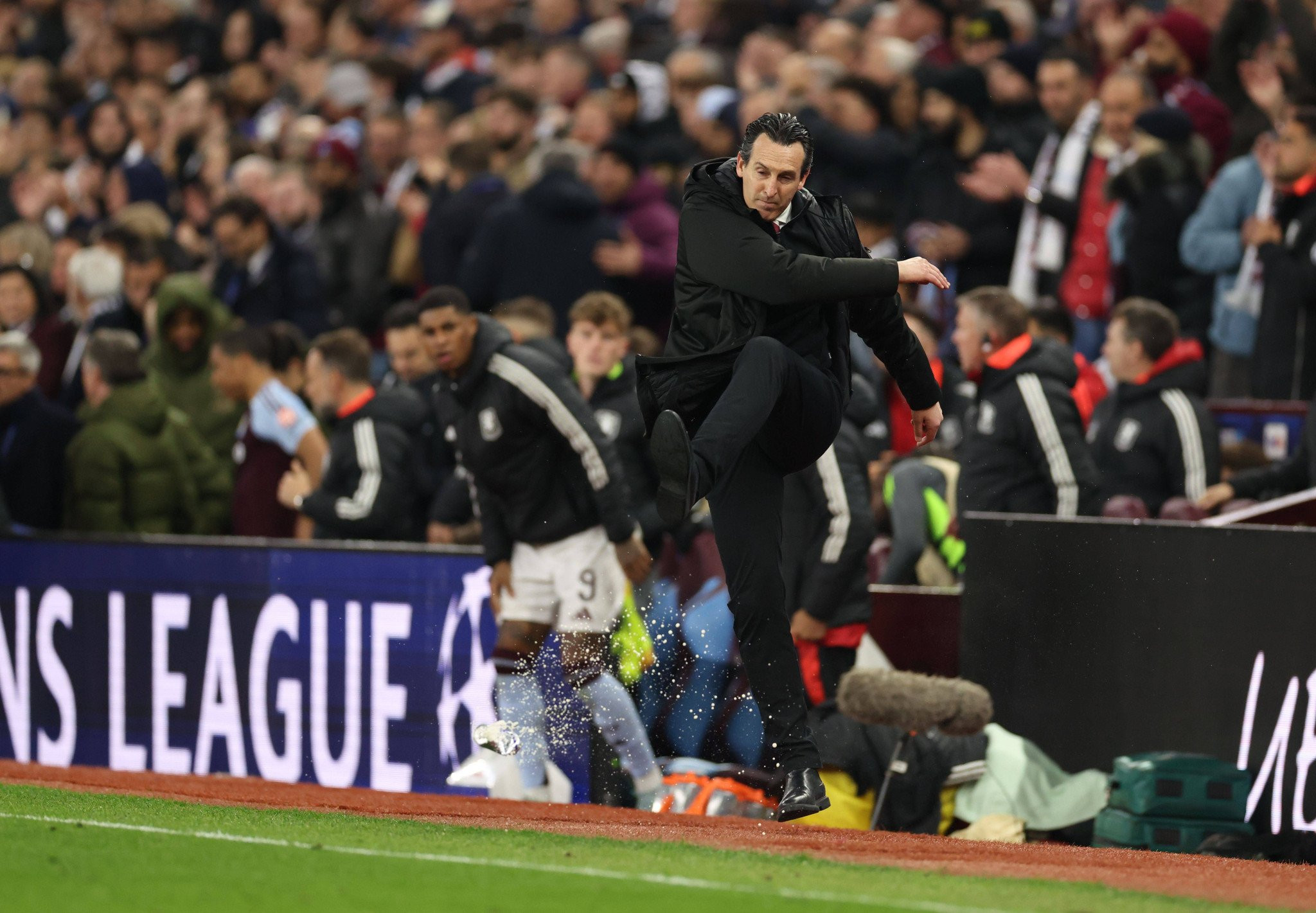 Έπεσε κάτω και χτυπιόταν ο Έμερι με την απίθανη εξέλιξη του Άστον Βίλα-Παρί