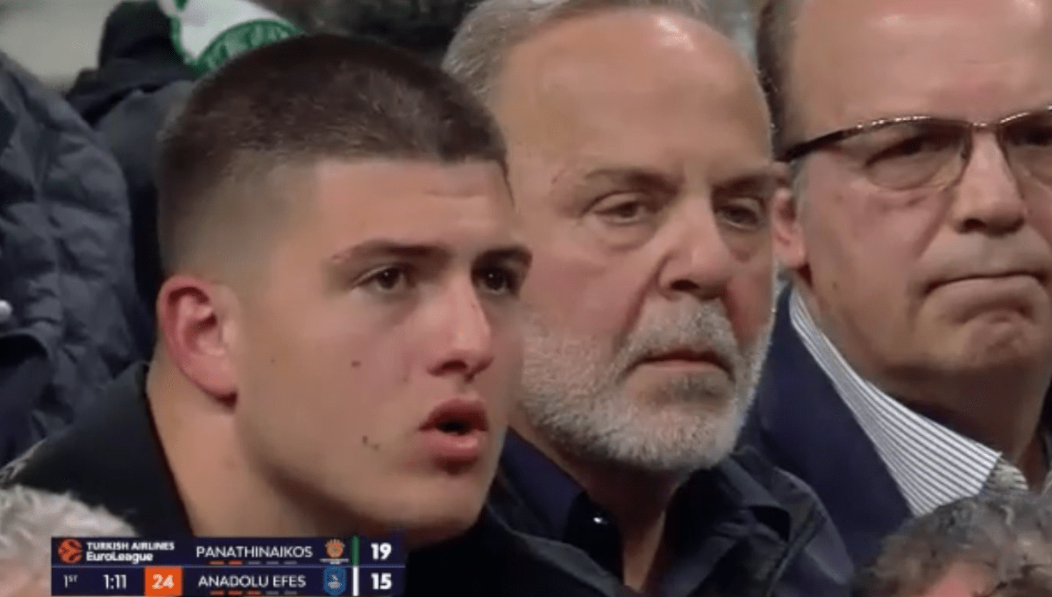 Ο Καρλαύτης τραγουδάει συνθήματα στο ΟΑΚΑ - Στο γήπεδο και ο Βαγιαννίδης