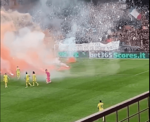 Η στιγμή που ο Μανδάς δέχεται το καπνογόνο στο Τζένοα - Λάτσιο (video)