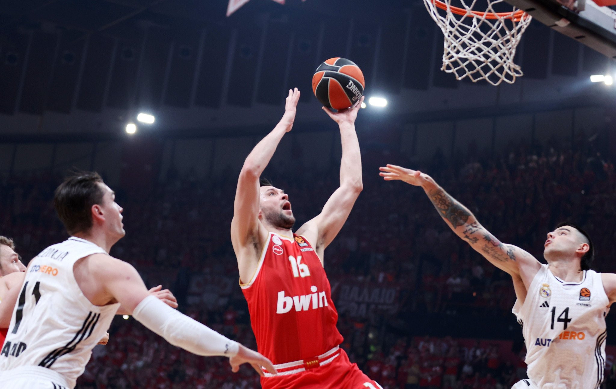 Η «γυμνή Βασίλισσα» υπάκουσε στο ΣΕΦ στις εντολές του Ολυμπιακού