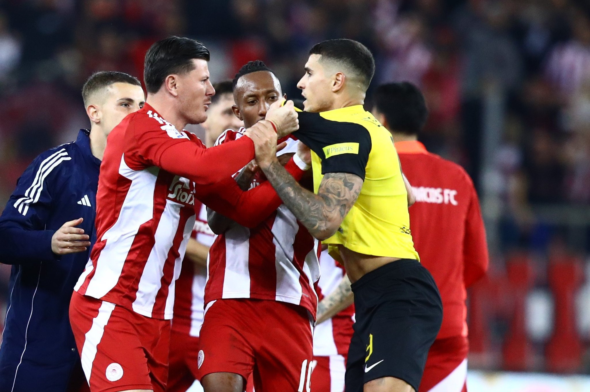 Σε ακρόαση από τη ΔΕΑΒ Ολυμπιακός, ΑΕΚ, οκτώ παίκτες και ο Αλμέιδα