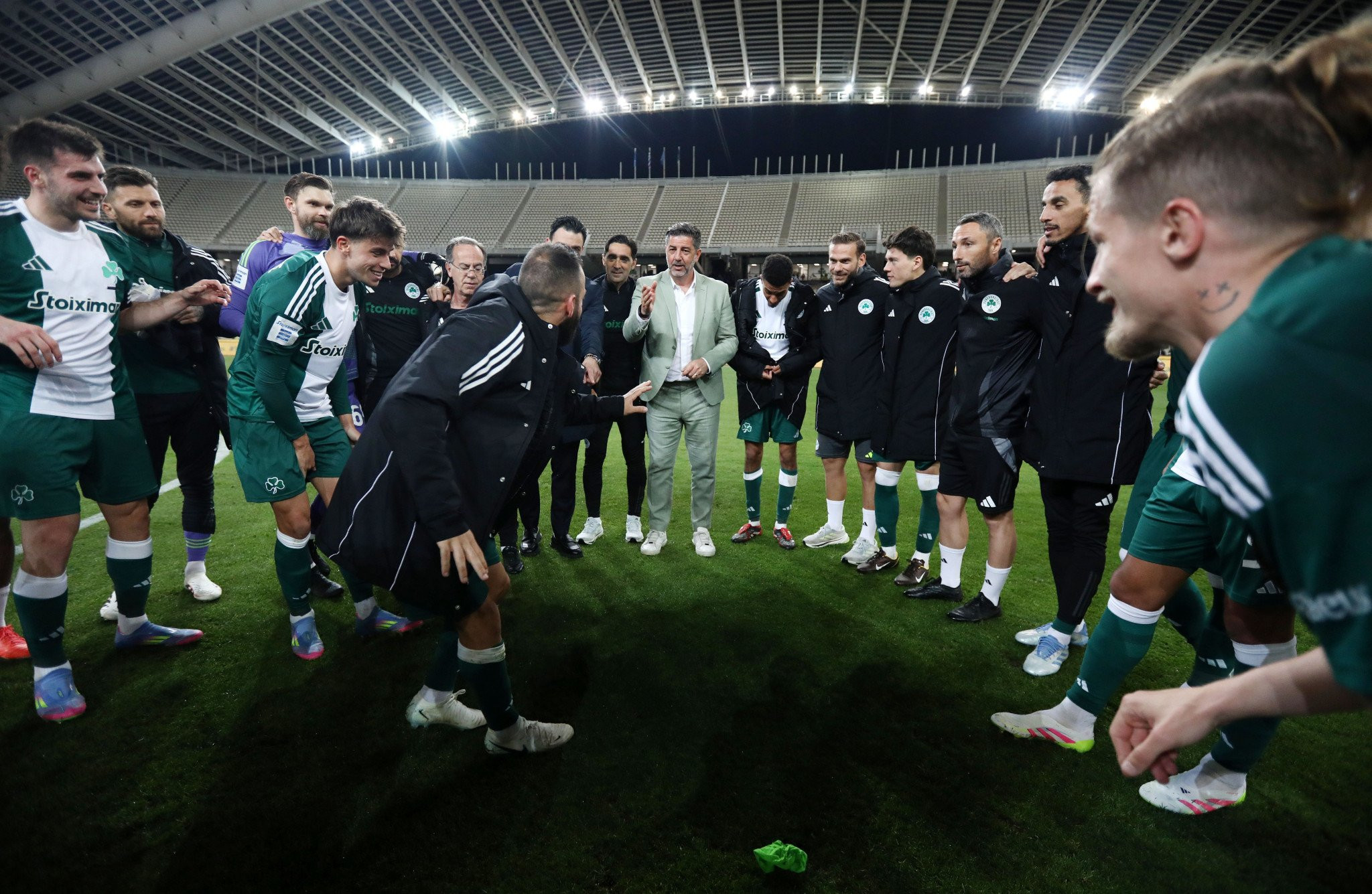 Η παρακάμερα της νίκης του Παναθηναϊκού - Η ηγετική ομιλία του Βιτόρια και τα... πειράγματα στον Σιώπη