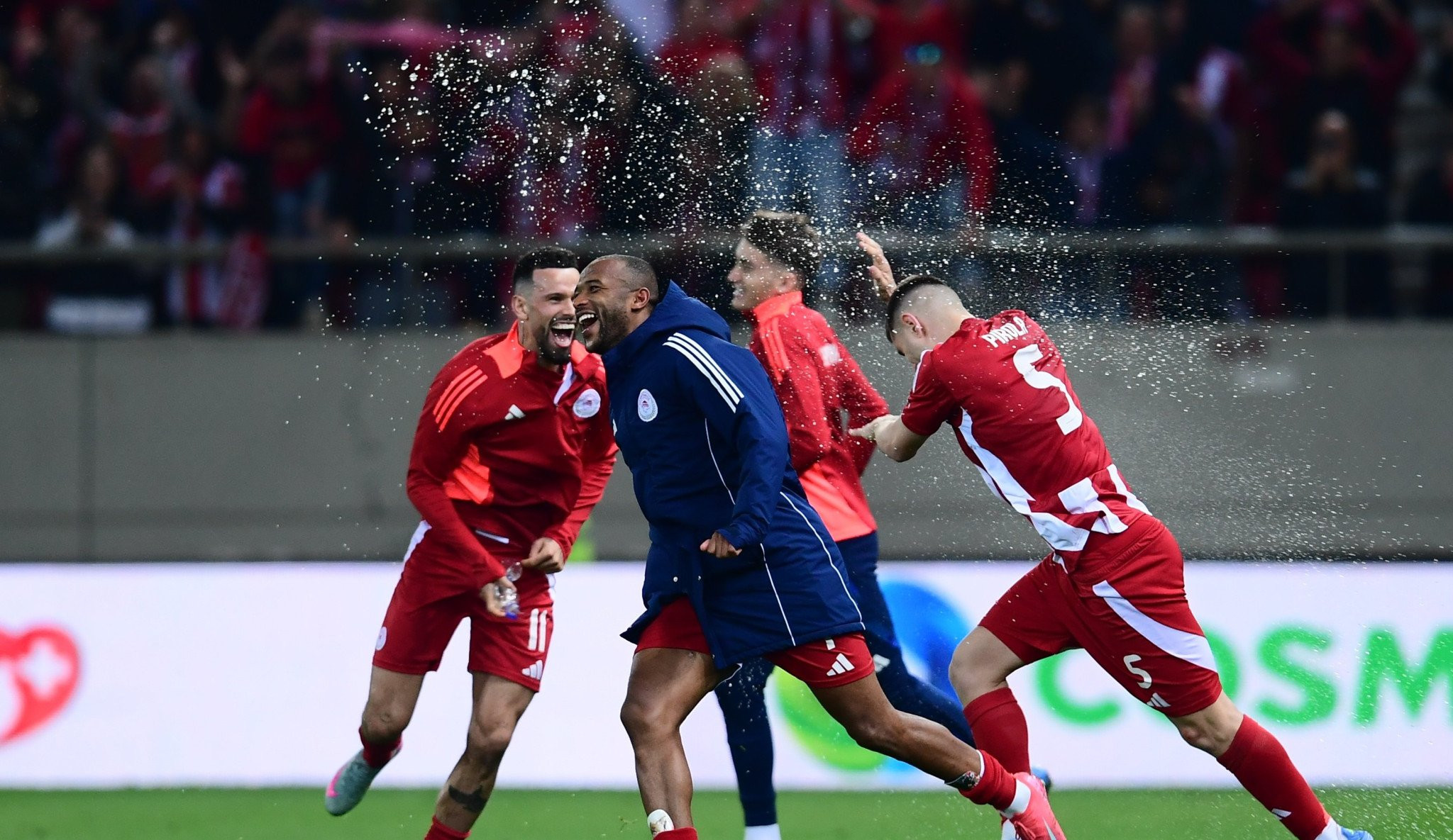 H παρακάμερα από τη νίκη τίτλου του Ολυμπιακού και το πάρτι στα αποδυτήρια για το 48ο!