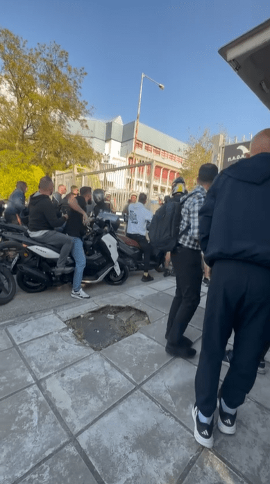 Ένταση έξω από το Παλατάκι - Δεν άφησαν οπαδούς του ΠΑΟΚ να μπουν μέσα (vid)