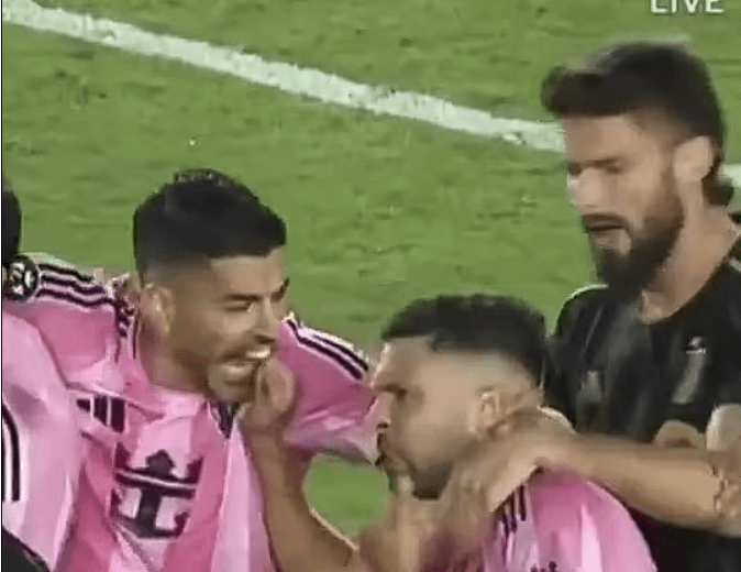 Αυτή τη φορά ο Σουάρες όρμησε για να δαγκώσει συμπαίκτη του