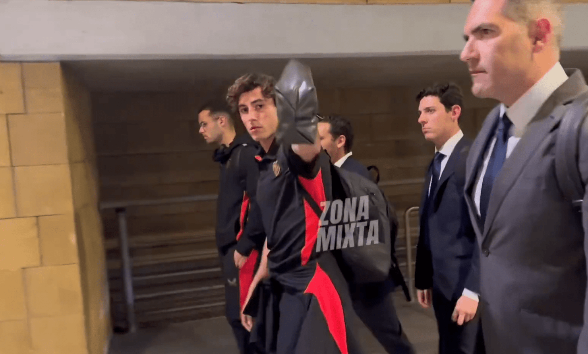 Εξαλλοι οι οπαδοί της Σεβίλλης, πέταξαν πλαστά χρήματα στους παίκτες - «Θέλετε να μας ρίξετε κατηγορία;» (video)